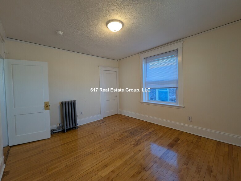 Building Photo - 8 Barrows St