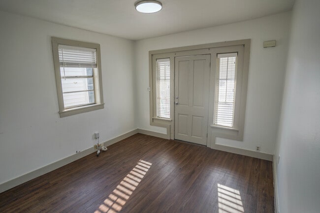 Building Photo - 417 Bellecastle St