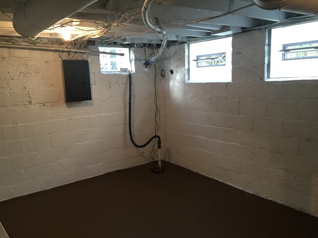 Building Photo - 1603 E Michigan St