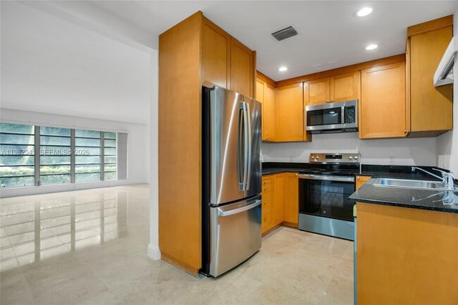 Building Photo - 50 Park Dr