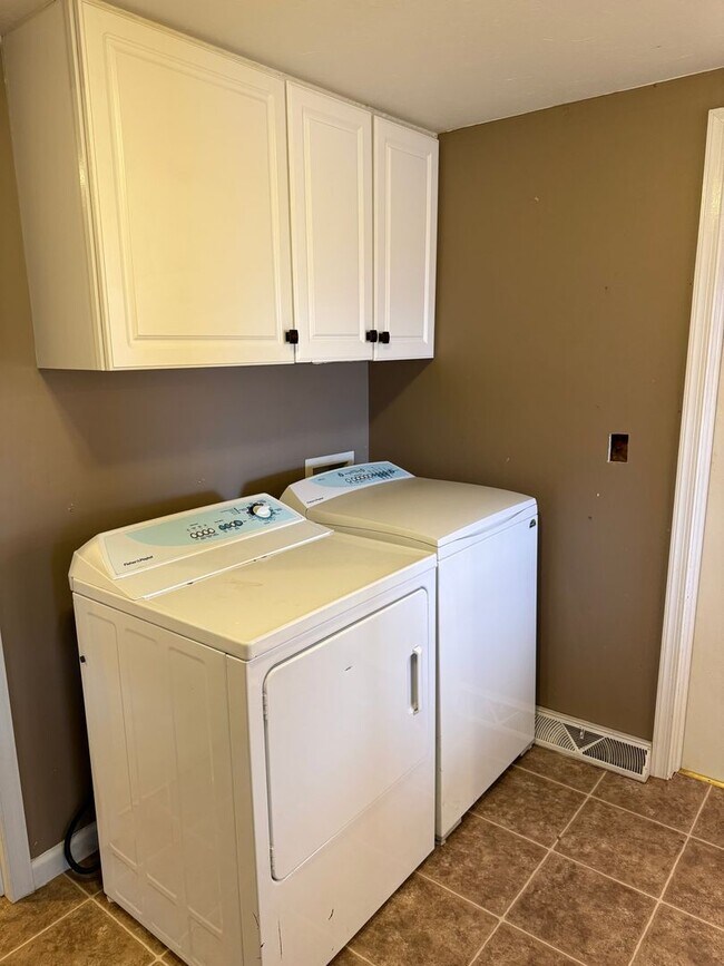 Building Photo - 558 Shippensburg Rd