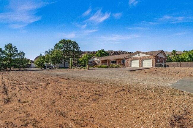 Building Photo - Charming Ranch Farmhouse in St. George – S...