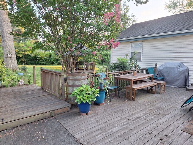 Building Photo - Spacious Brick Rancher in the heart of Tuckahoe in Westend!