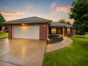 Building Photo - Beautiful Shelbyville Home For Rent