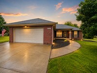 Building Photo - Beautiful Shelbyville Home For Rent