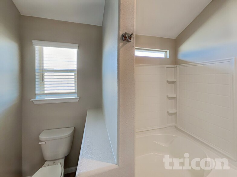 Building Photo - 304 Foxhunter St