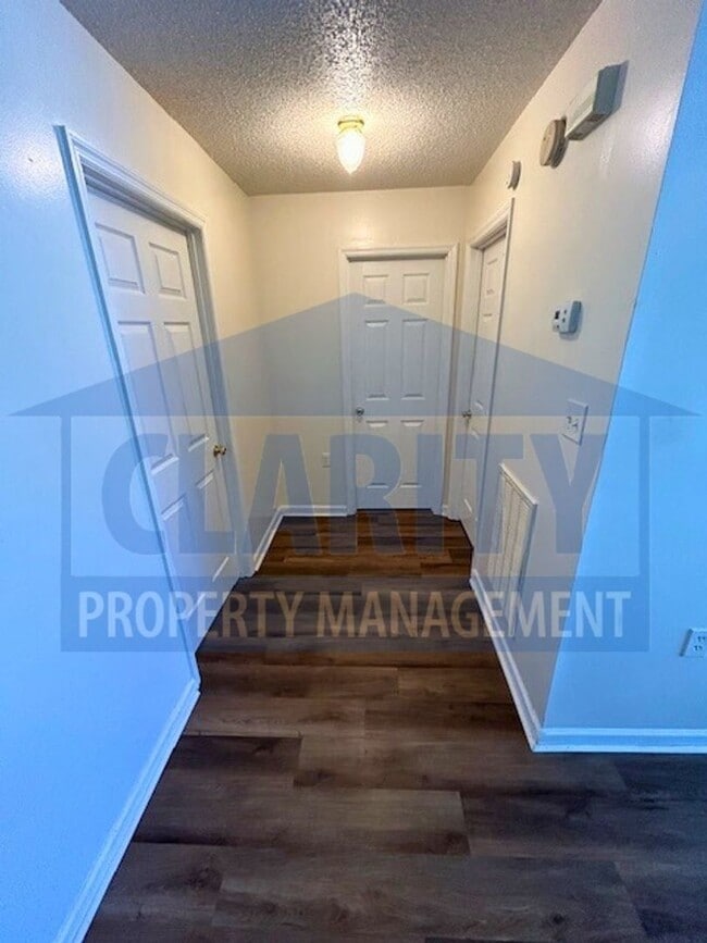 Building Photo - Two bedroom townhome w/ garage!