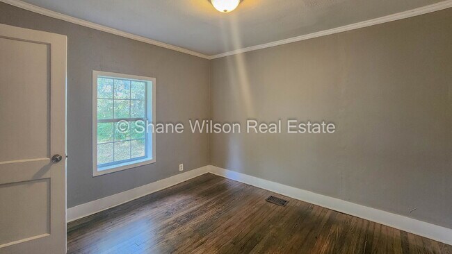 Building Photo - Comfortable 3 bedroom/ 1 bathroom home for rent.  Quiet neighborhood and lovely back yard and dec...