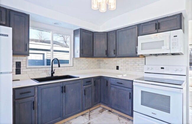 Building Photo - 2118-2118 Avalon Cir