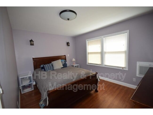 Building Photo - 127 Brooks St