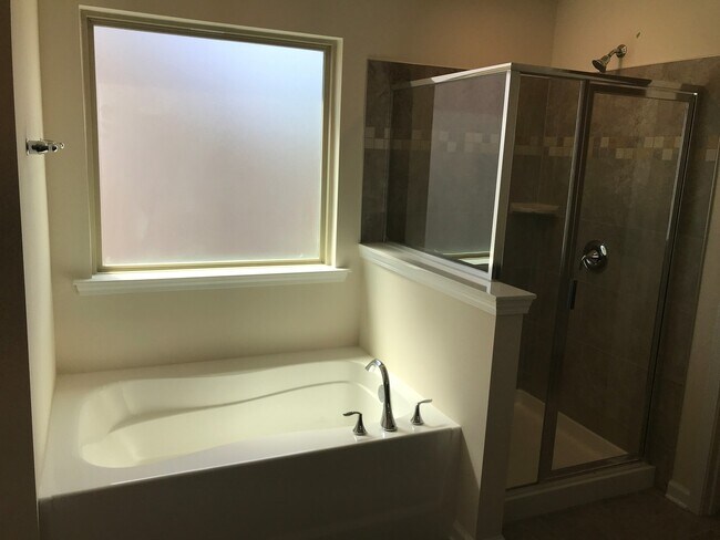 Building Photo - Beautiful home for you and your family