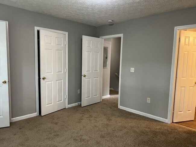 Building Photo - 5914 Dogwood Manor