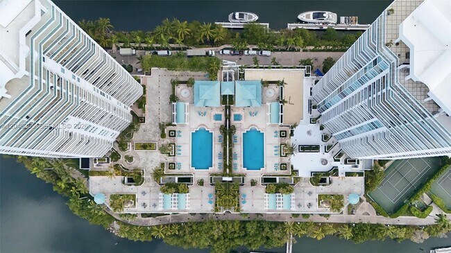 Building Photo - 16500 Collins Ave