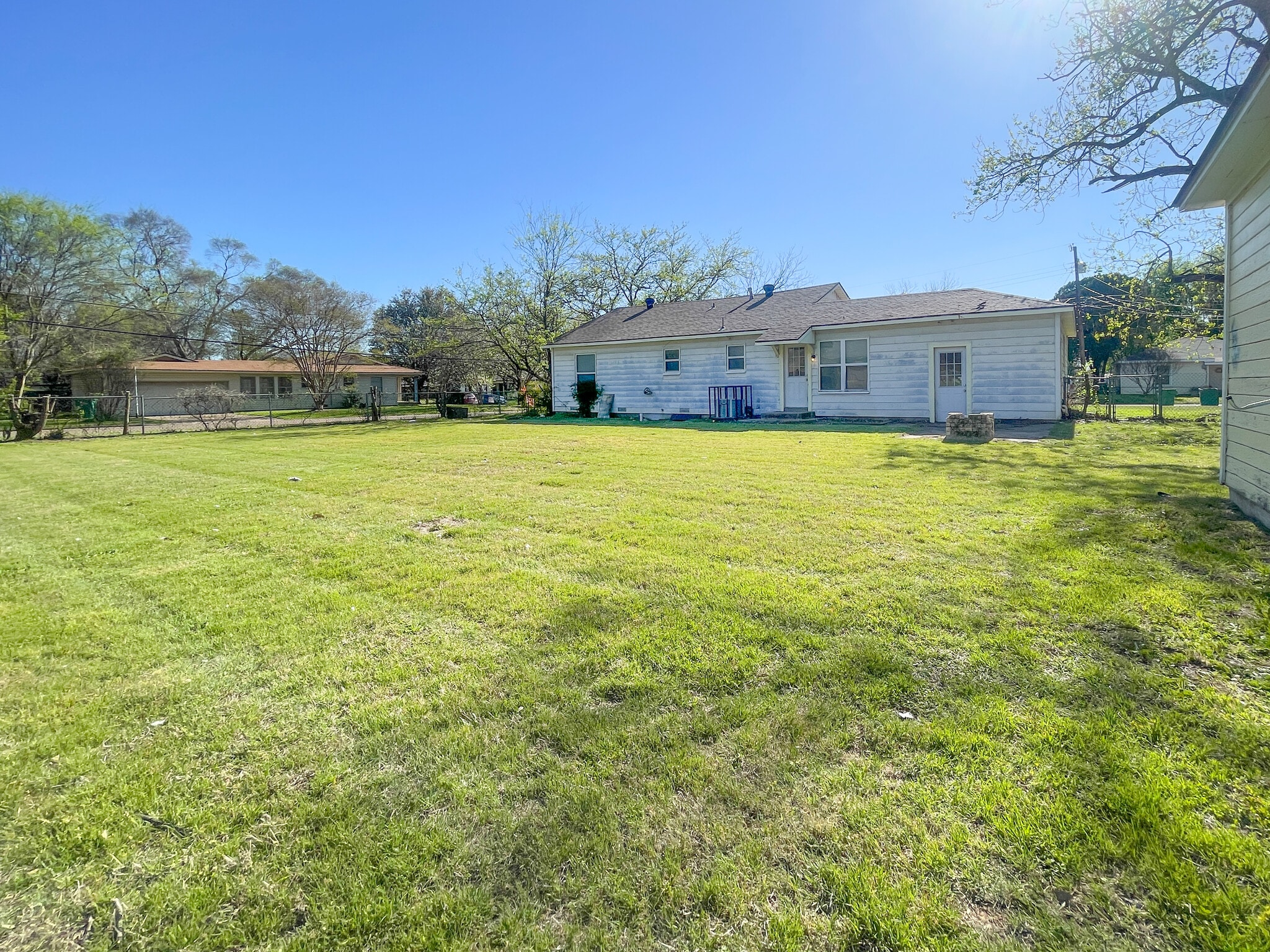 Building Photo - 701 N Barbara St