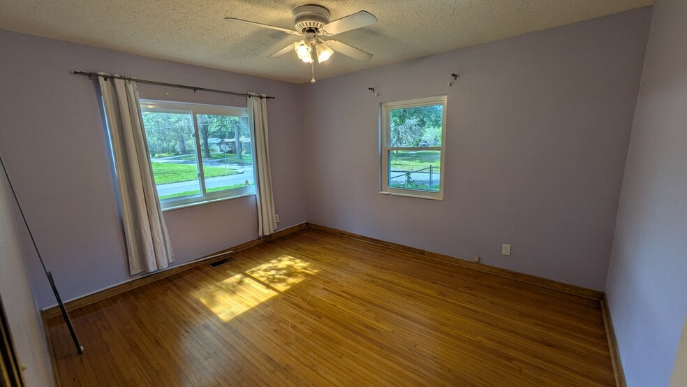 Building Photo - 215 S Elm Rd