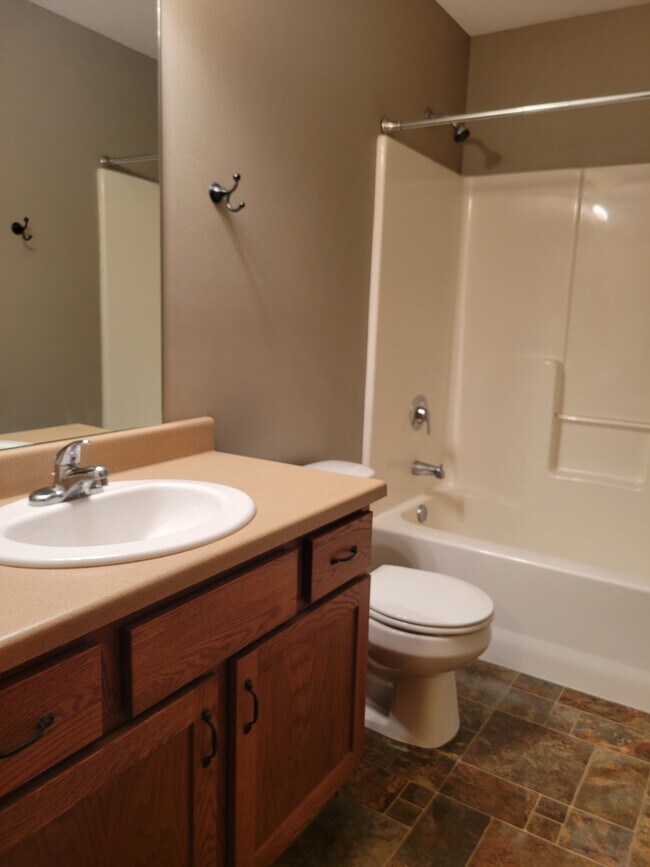 Building Photo - 720 Brooklawn Dr