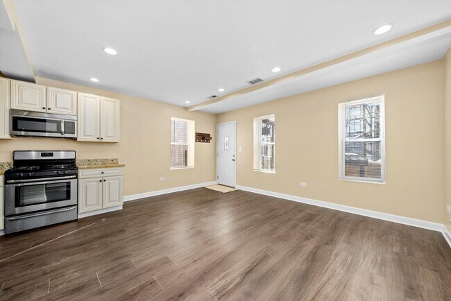 Building Photo - 552 W Cullerton St