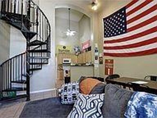 Building Photo - West Campus Condo Under $1000/Bedroom Walking To Campus