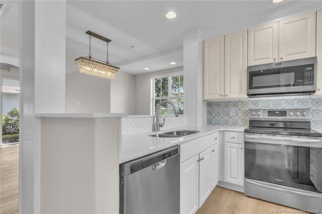 Building Photo - 3651 NE Pineapple Ave