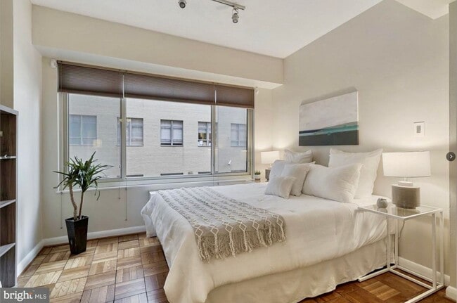 Building Photo - GORGEOUS JR ONE BEDROOM IN DOUPONT