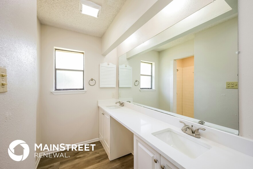 Building Photo - 2755 Knoll Tree St