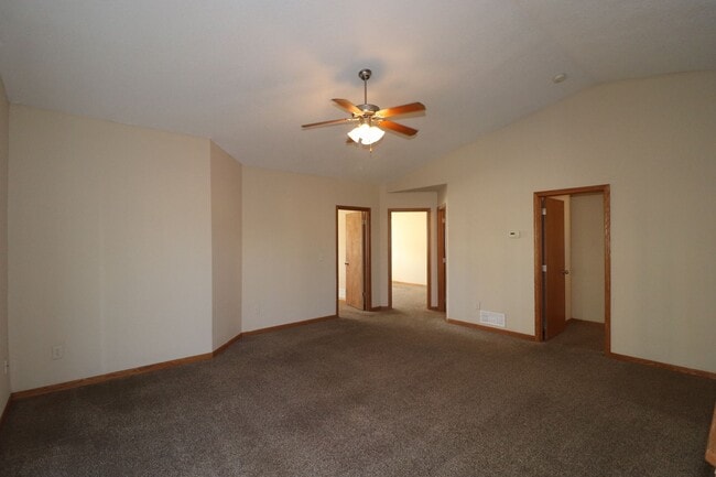 Building Photo - Spacious Duplex for Rent