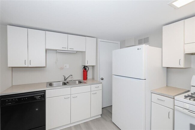 Building Photo - 916 Greenwood Ave NE