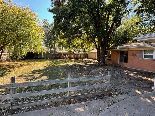 Building Photo - 2627 Bretton Rd