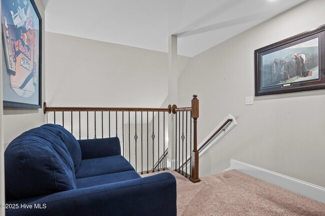 Building Photo - 127 Lark Dr