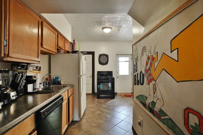 Building Photo - GREAT OSU SOUTH CAMPUS LOCATION - Ridiculously Nice back deck and off-street parking for everyone