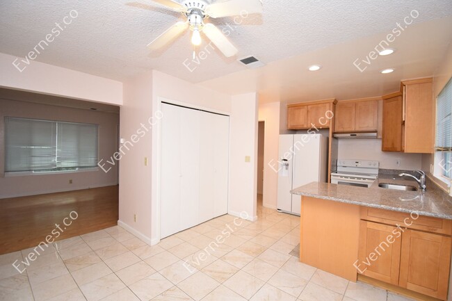 Building Photo - 2 Bed & 1.5 Bath Townhouse in San Jose, CA...