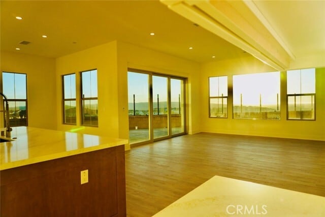 Building Photo - 112 AWNING