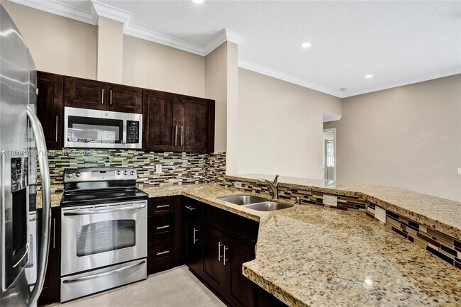 Building Photo - 1100 Chinaberry Dr