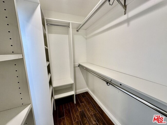 Building Photo - 128 S Swall Dr