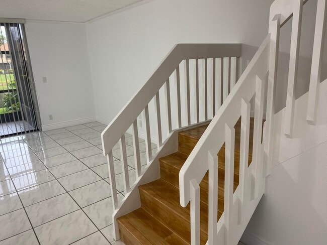 Building Photo - 3961 Cocoplum Cir