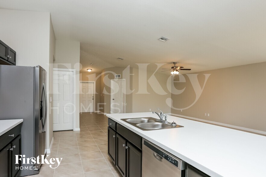 Building Photo - 1298 SW Crost Ave