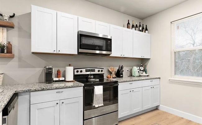 Building Photo - MUST SEE!!! Beautiful Home - Won't Last Lo...