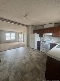 Building Photo - 142 Oak St