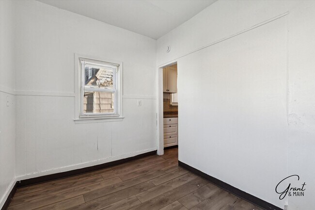 Building Photo - 2 bedroom $1200