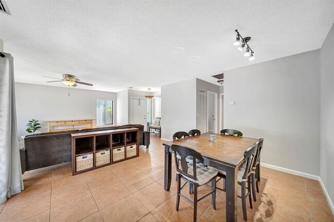 Building Photo - 9743 Saratoga Park Ct
