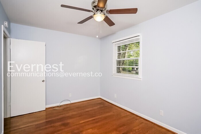 Building Photo - 4201 NW Kenwood Dr