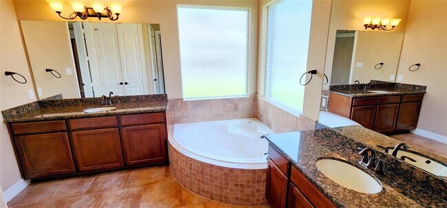 Building Photo - 16303 Lakewood Field Dr