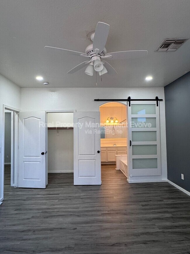 Building Photo - 5814 W Alice Ave