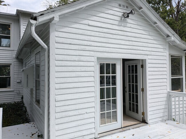 Building Photo - 301 Pendleton St