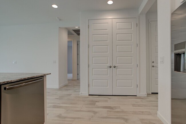 Building Photo - Gorgeous 5 Bedroom Lennar Home built 3 years ago still like new!!!  5 bedrooms in Northern Crossi...