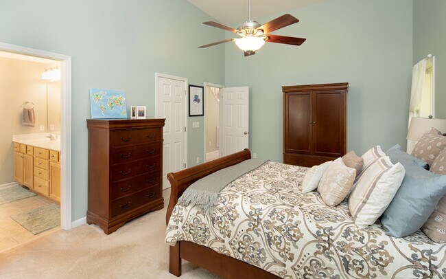 Building Photo - Spacious 4 bedroom home close to Southpoint! Available October 1st