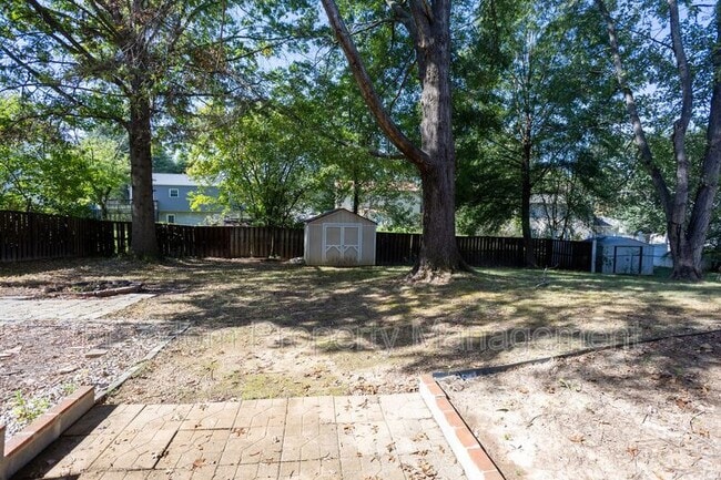 Building Photo - 5685 Roundtree Dr
