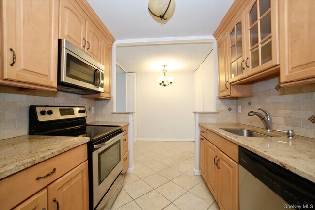 Building Photo - 300 High Point Dr