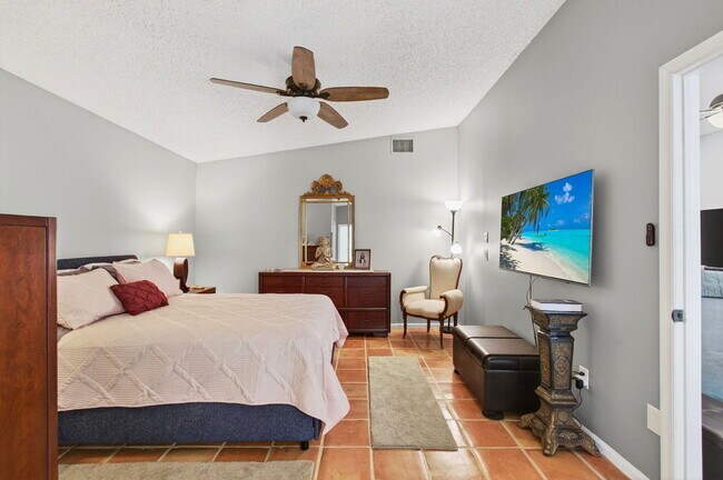 Building Photo - 10332 Islander Dr