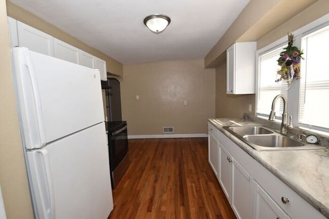 Building Photo - Mishawaka Northside 3 bedroom 1 1/2 story home with 2 bathrooms